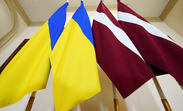 Опрос: уменьшилась поддержка размещения украинских военных беженцев в Латвии