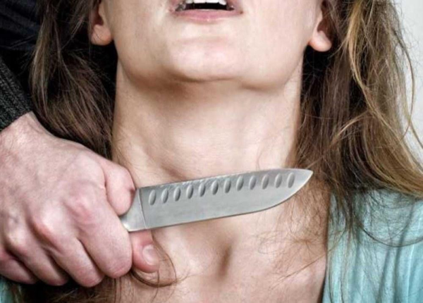 «Схватил и держал нож у шеи» - в Риге освободили женщину, взятую в заложники собственным сыном