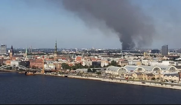 Серьезный пожар в Риге: столб дыма виден на многие километры (ДОПОЛНЕНО)