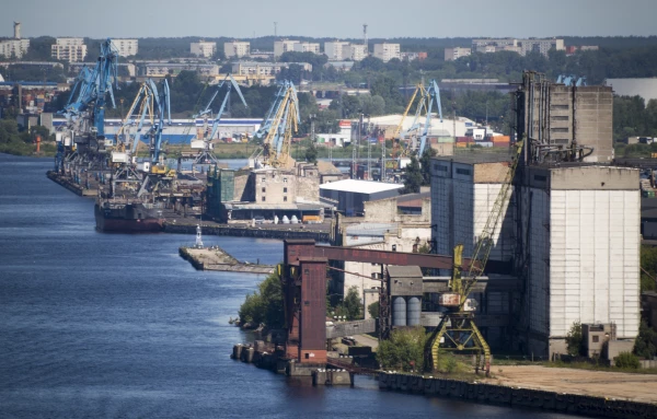 Власти Латвии собираются объединить грузовые порты с общественным транспортом