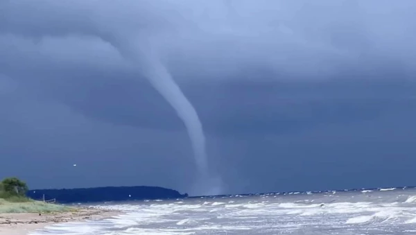 По побережью Салацгривы прошелся водный смерч (+ФОТО, ВИДЕО)