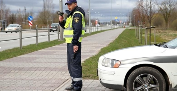 На латвийских дорогах полиция ловит лихачей сотнями