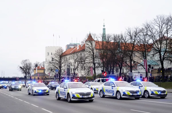 Продолжаются введенные во время праздника Риги ограничения движения на набережной 11 ноября и улицах Старой Риги