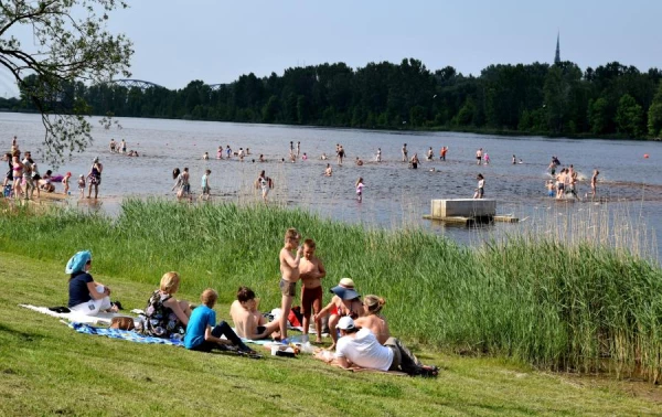 Латвийские синоптики сообщили, на каких пляжах теплая вода, а на каких - не очень