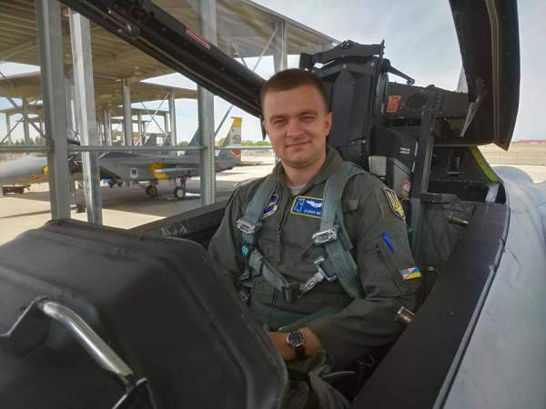 Подполковник Месь в кабине F-16.