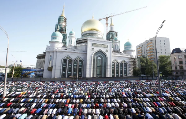 Массовый намаз в центре Москвы.