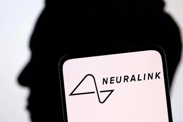 Первый человек с мозговым имплантом Neuralink начал изучать языки с помощью чипа