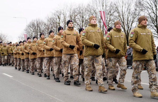 В латвийской армии разрешат служить украинцам. Негражданам ЛР - нет