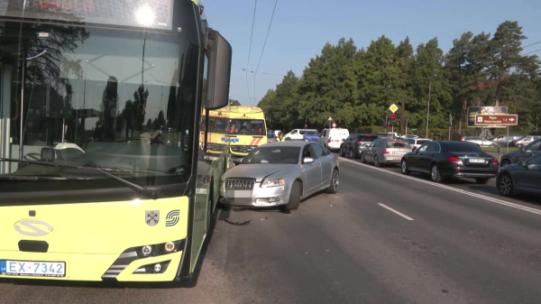 «Мне умереть здесь?» Водитель в Риге врезался в автобус и стал крайне неадекватным