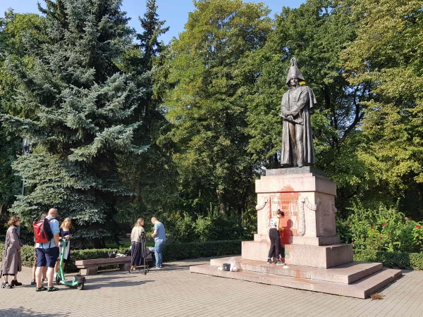 Напротив правительства ЛР: в Риге облили краской памятник Барклаю де Толли