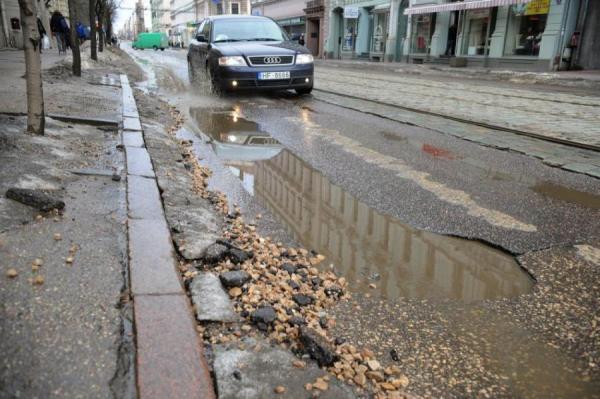 Ямы на дорогах Риги возмутили даже командующего центром НАТО