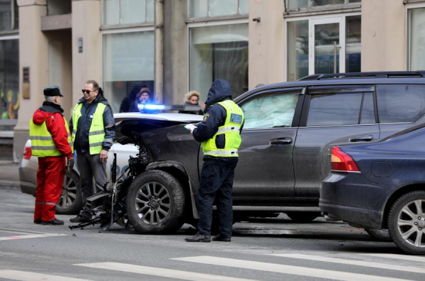 За аварию на дорогах Латвии можно расплатиться с полицейским – так дешевле