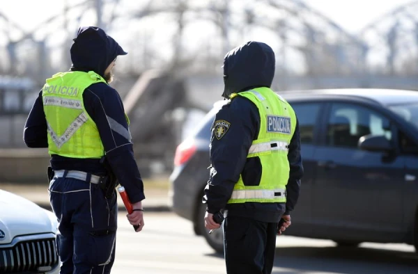 В Латвии обеспокоены планами поручить муниципальной полиции контроль дорожного движения