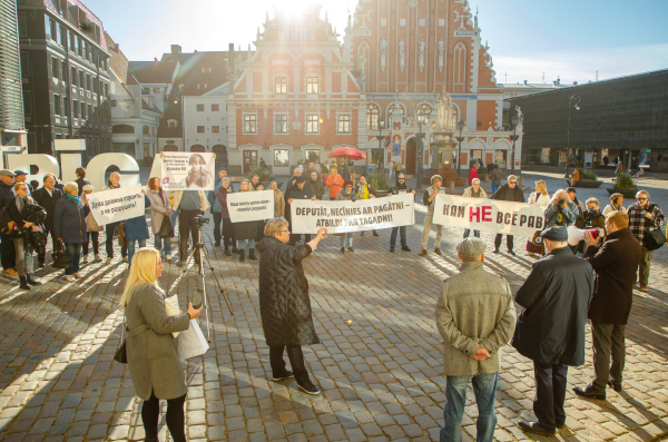 В Риге проходит протест против очередного демонтажа памятников