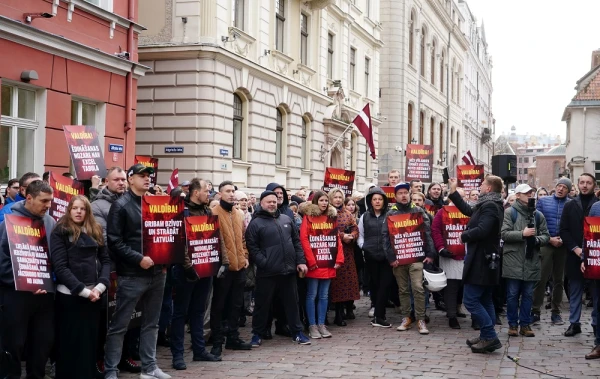 Протест пустых кастрюль: работники общепита пришли к Сейму пристыдить депутатов