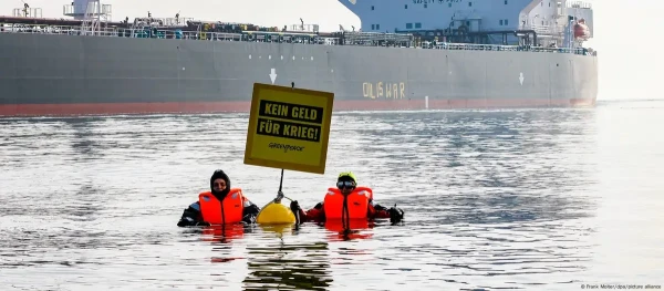 Протест  против поставок нефти для войны.