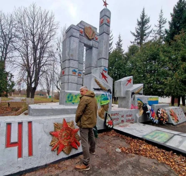 Помочившегося на братскую могилу литовца объявят в международный розыск