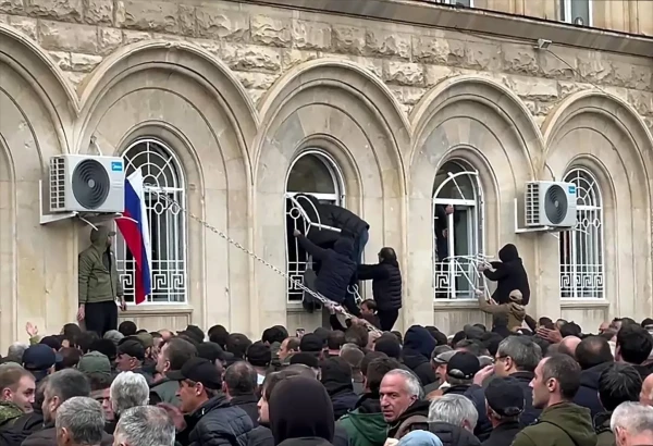 Майдан в Абхазии: протестующие захватили парламент в Сухуми