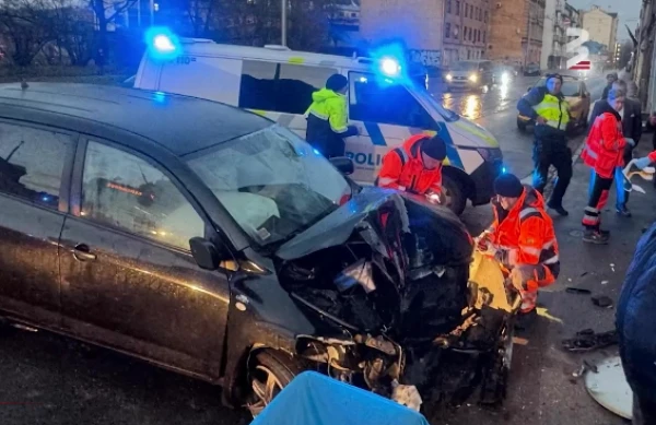 Шокирующая авария в центре Риги: пьяный водитель «влетел» в угол дома