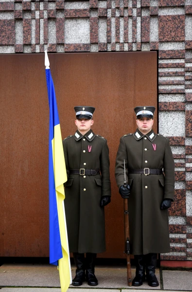 Почетный караул у Музея оккупации призван отметить 1000–дневную грань войны.