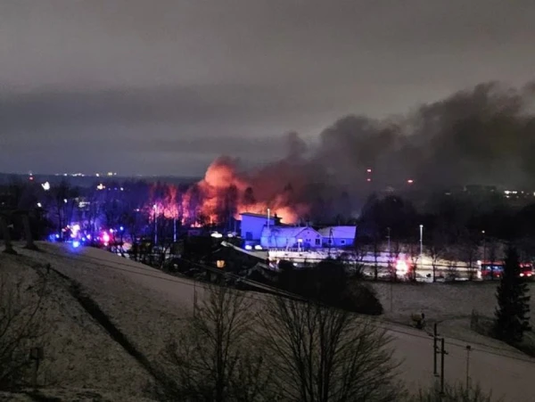 В Вильнюсе грузовой самолет упал на жилой дом