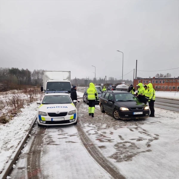 На дорогах Латвии ловят авто на лысой резине