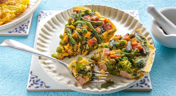 Изображение к статье: Фриттата с овощами, ветчиной и сыром на сковороде: интересный и вкусный рецепт