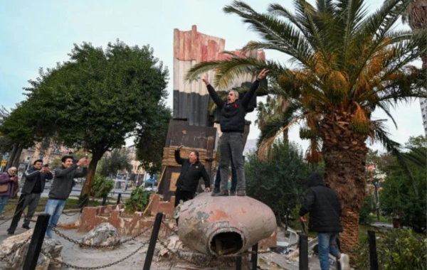 Изображение к статье: Сирийцы радуются смене власти.