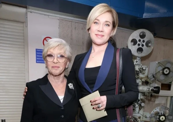 Изображение к статье: Мама и дочка постоянно общаются.