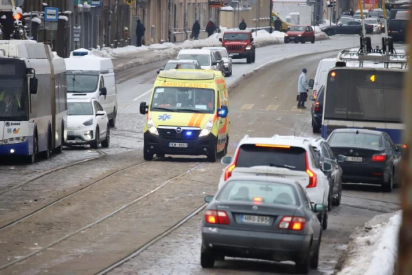 Заболеваемость гриппом в Латвии остается низкой, Covid-19 продолжает убивать