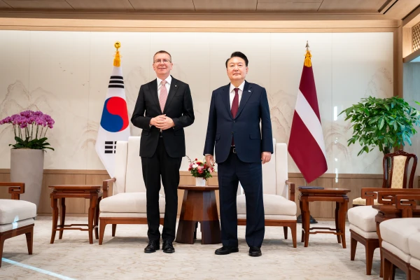 Изображение к статье: Интересно о чем думает президент Южной Корей (справа) – об отношениях с Латвией или о будущем госперевороте?