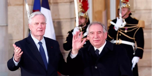 Изображение к статье: Церемония передачи полномочий премьер-министра Франции: Мишель Барнье (слева) и Франсуа Байру.