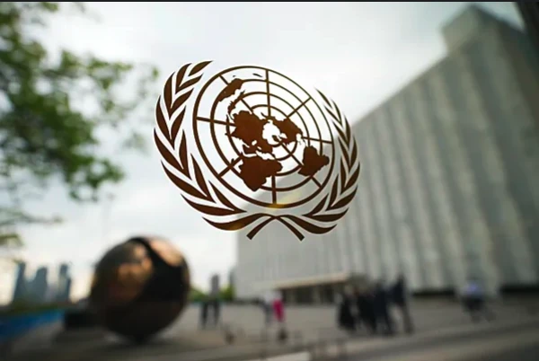 Изображение к статье: Украинские активистки повредили монумент у здания ООН