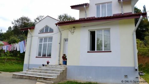 Изображение к статье: Такие домики олигарх построил бывшим односельчанам.