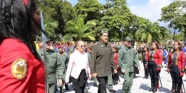 Изображение к статье: Глава "боливарианской революции" облачился в армейскую униформу.