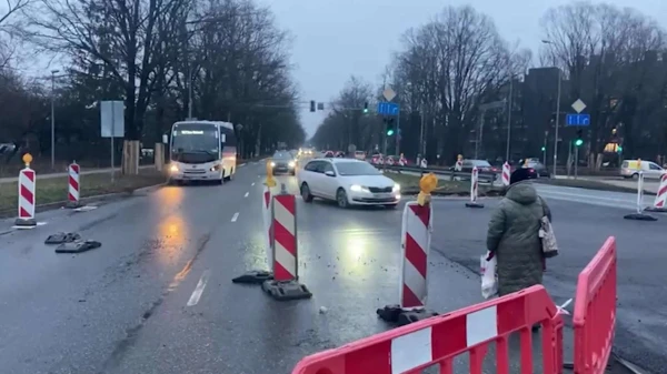 Рижане в шоке: новая остановка общественного транспорта посреди дороги…перед резким поворотом