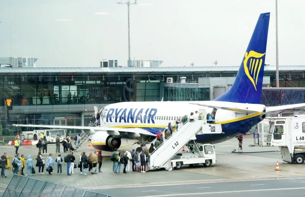 Помехи GPS: вылетевший из Риги самолет Ryanair был вынужден уйти на запасной аэродром