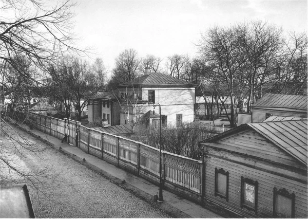 Изображение к статье: От благодарных читателей приходилось ограждаться основательным забором.