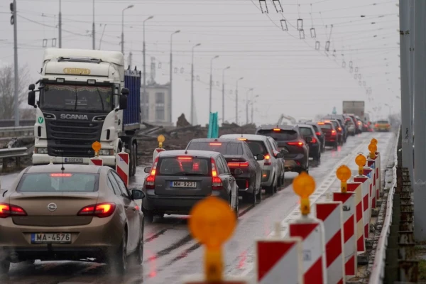 Изменятся ограничения движения на Земитанcком мосту в Риге