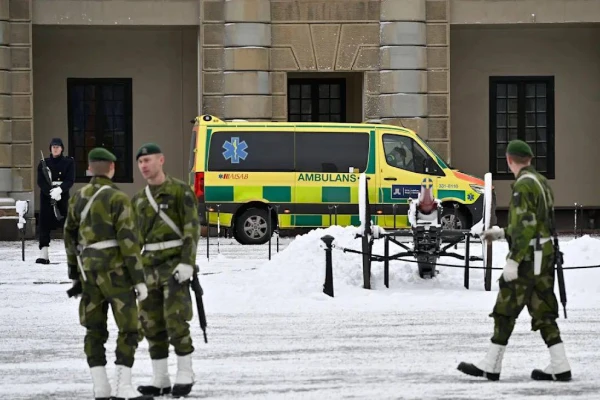 Солдат королевской гвардии Швеции вонзил штык себе в голову, поскользнувшись на льду