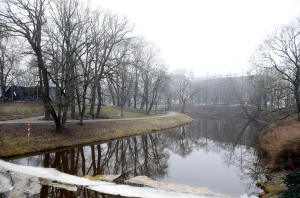 Спасен человек, упавший в городской канал в Риге