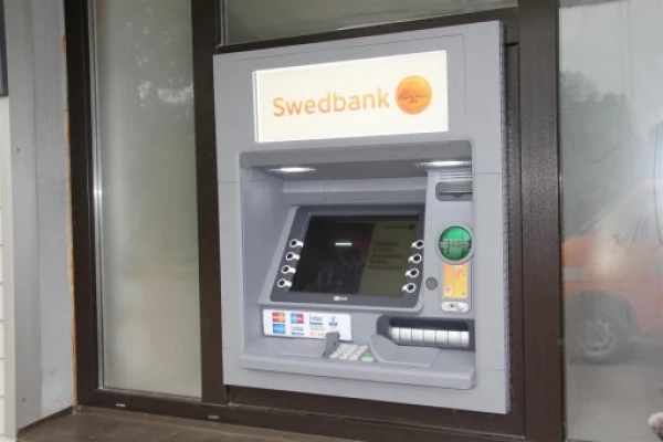 «К сожалению, от чего-то пришлось отказаться». В банкоматах Swedbank больше не доступна одна услуга