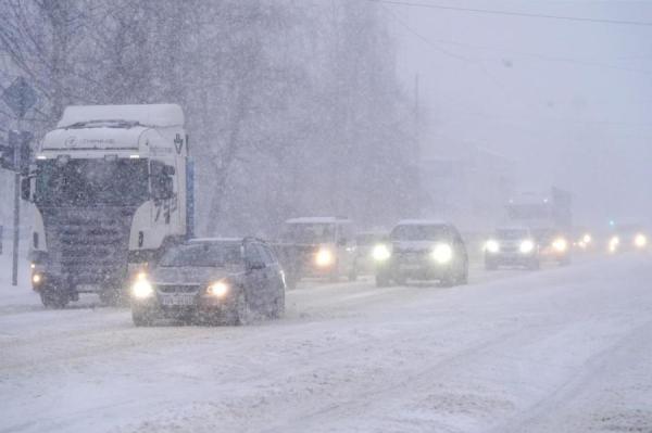 С утра латвийцев после выхода из дома встретят сугробы. Фото: LETA