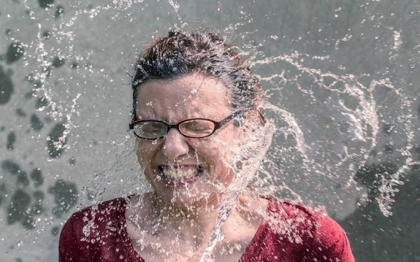 Рижанка плеснула водой в лицо соседке – это недоразумение или уголовная статья?