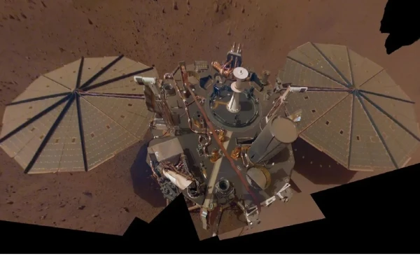 Зонд Mars InSight до того, как его батареи покрылись толстым слоем пыли.