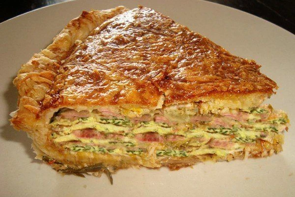 Изображение к статье: Уютный ужин: пирог из слоеного теста с ветчиной, сыром и омлетом