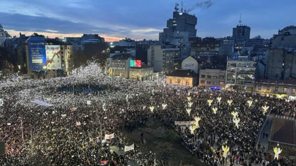 На траурном митинге в Нови-Саде звучали политические требования.