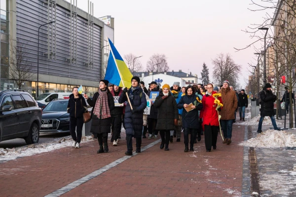 Марш в поддержку Украины в Даугавпилсе собрал около 200 человек.