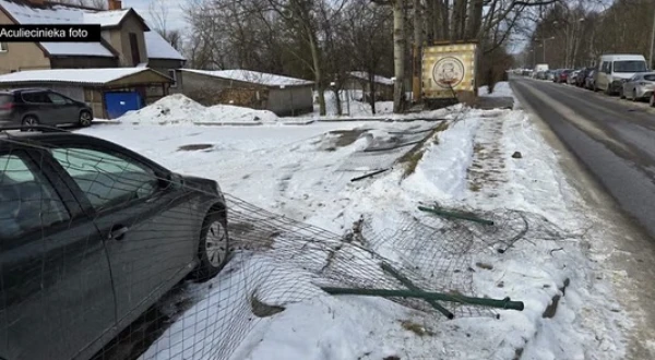 В Риге женщина не справилась с управлением джипа, «протаранила» забор и повредила другой автомобиль