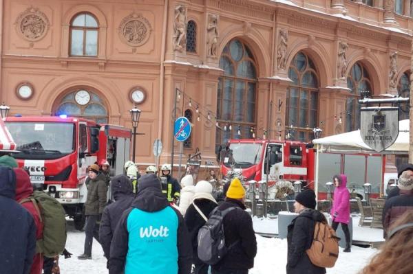 ЧП в здании Латвийского радио. Людей эвакуируют, на месте две бригады пожарных